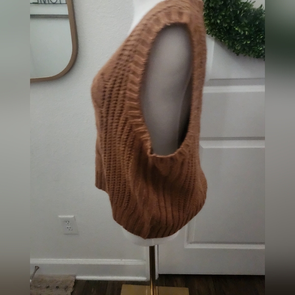 NWT American Eagle Cable Knit V-Neck Sweater Vest - Brown - Picture 2 of 4